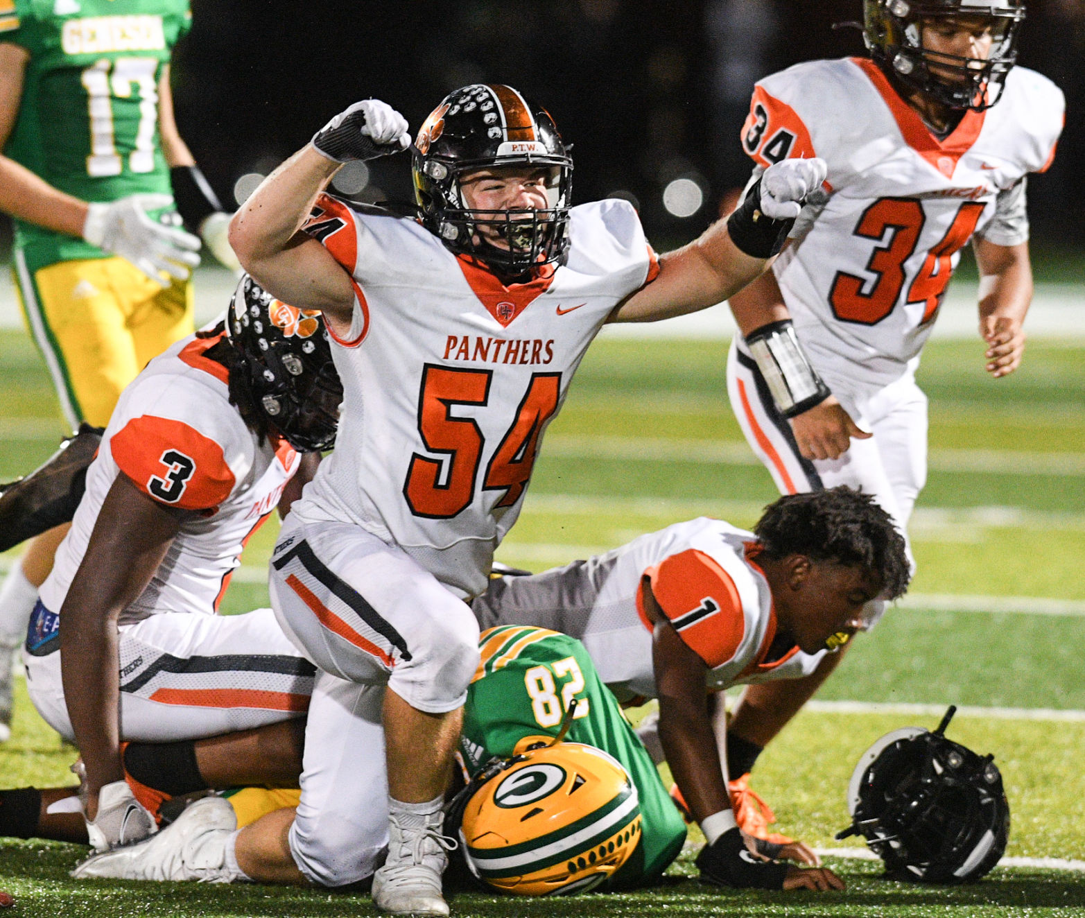 091021-qc-spt-ut-geneseo-fball-011